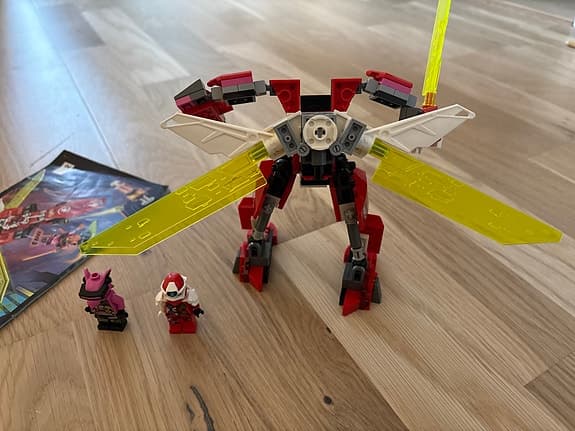 LEGO NINJAGO byggsats röd robot med vapen