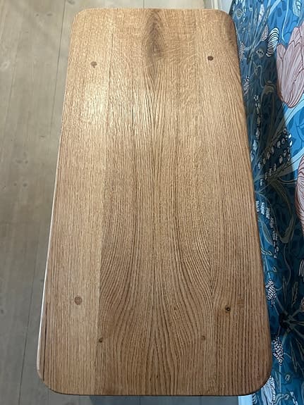 Handgjord pall i massiv ek