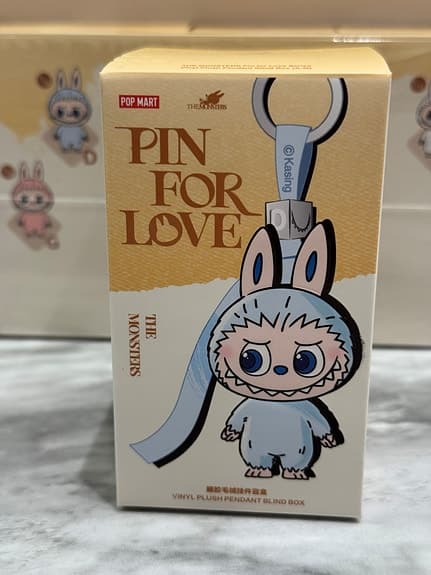 Labubu - Pin For Love - bokstav "B"