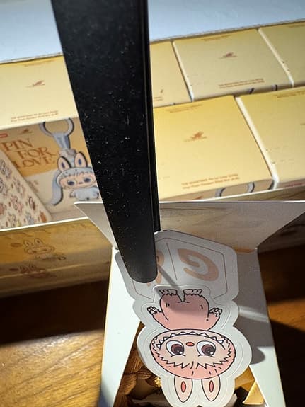 Labubu - Pin for Love - bokstav "G"