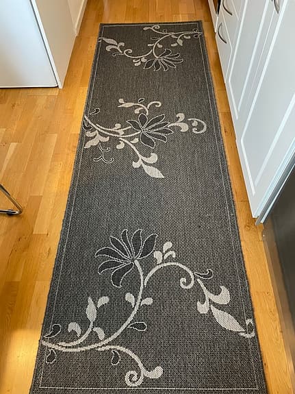 Två st grå hallmattor med blommönster säljs för 300kr