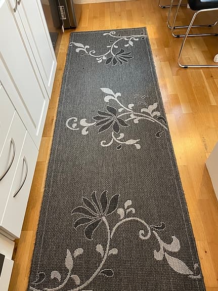 Två st grå hallmattor med blommönster säljs för 300kr