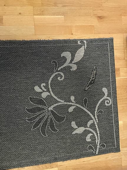Två st grå hallmattor med blommönster säljs för 300kr