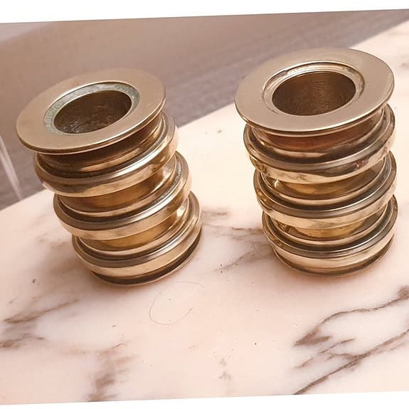 Två ljusstakar i massiv mässing . Fint kvalitet