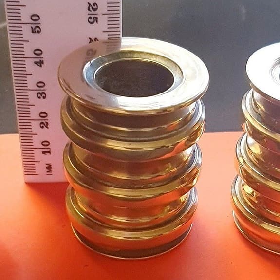 Två ljusstakar i massiv mässing . Fint kvalitet