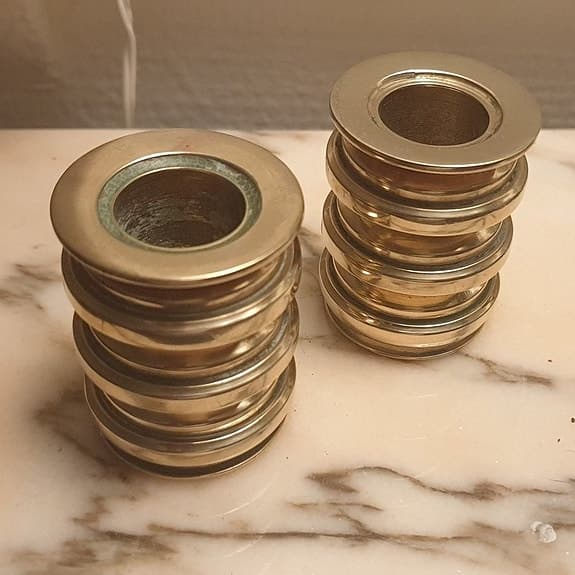 Två ljusstakar i massiv mässing . Fint kvalitet