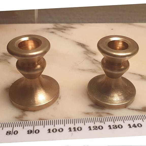 Två ljusstakar i massiv mässing . Fint kvalitet