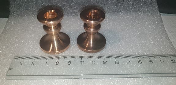 Två ljusstakar i massiv mässing . Fint kvalitet