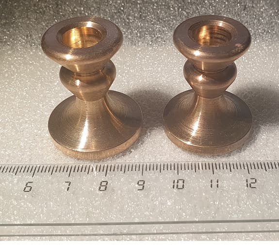 Två ljusstakar i massiv mässing . Fint kvalitet