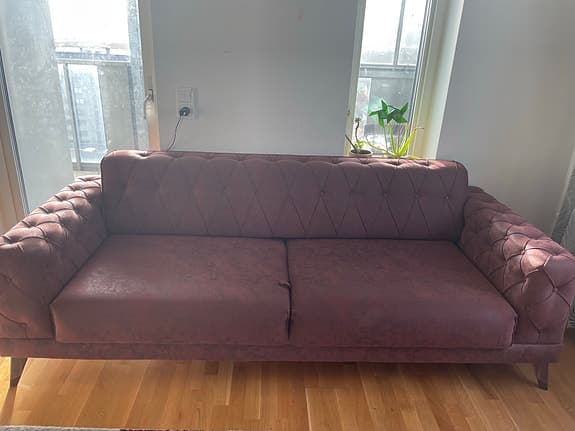 Elegant och Bekväm Soffgrupp till Salu! 3+3+1 (2 soffor +ett fåtölj)