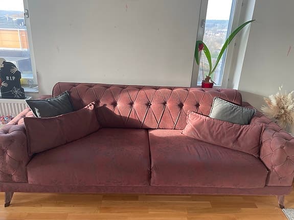 Elegant och Bekväm Soffgrupp till Salu! 3+3+1 (2 soffor +ett fåtölj)