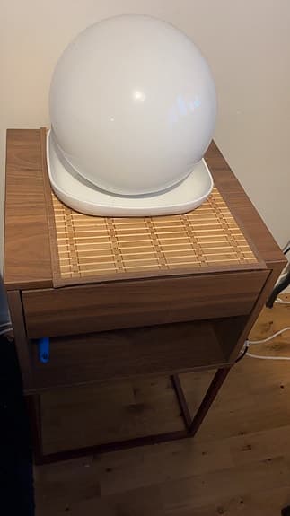 Säljer av Sängbord samt lampa