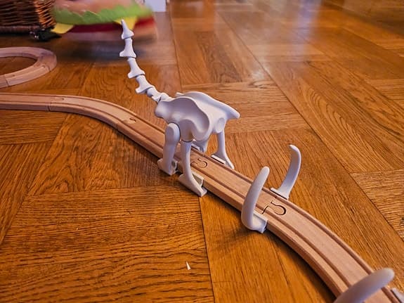 Dinosaurieskelett Brio/Ikea/Lidl tågbana