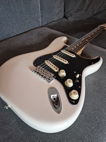 fender AM stratocaster performer arctic white