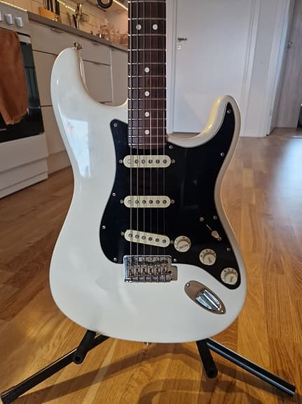 fender AM stratocaster performer arctic white