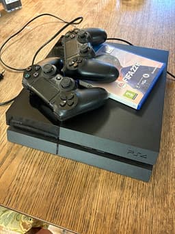 Sony Playstation 4 Spelkonsol med två handkontroller och spel