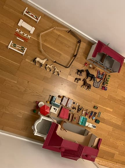 Schleich Lakeside countryhouse med massa tillbehör och fem extra hästar