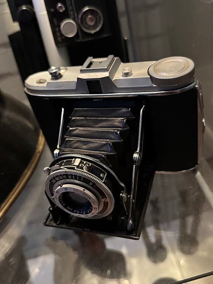 2st fina antika kameror varav en Super8, med tillhörande kameraväska