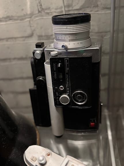 2st fina antika kameror varav en Super8, med tillhörande kameraväska