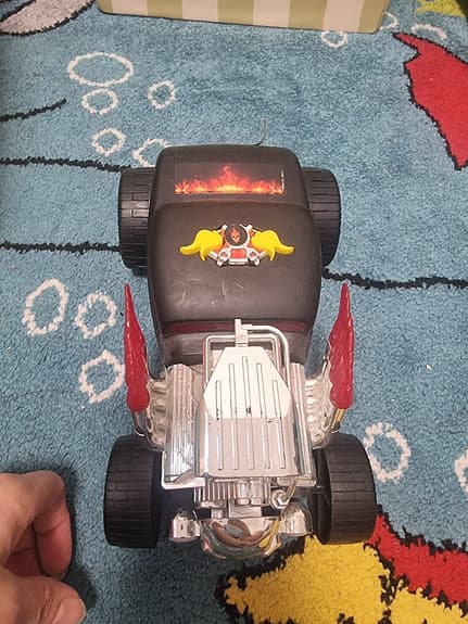 Hot Wheels leksaksbil med flammor och röda detaljer