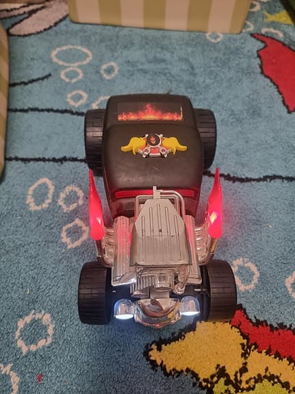 Hot Wheels leksaksbil med flammor och röda detaljer