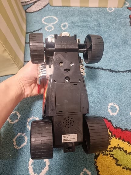 Hot Wheels leksaksbil med flammor och röda detaljer