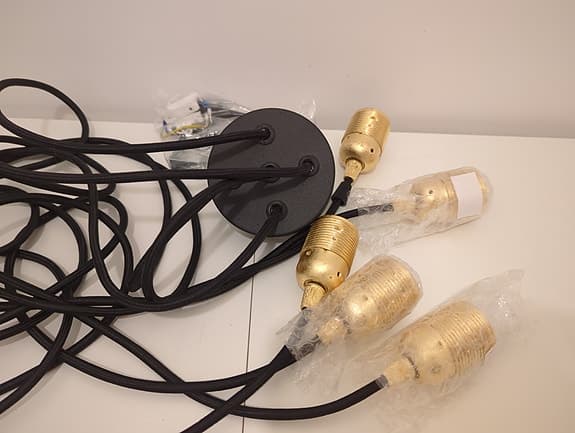 Rund taklampa med fem hängande lampor, svart/guld