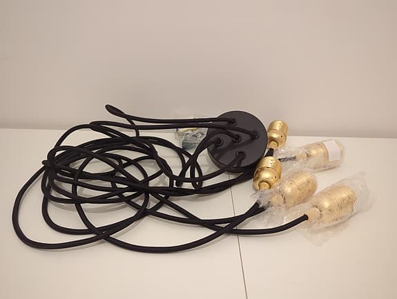 Rund taklampa med fem hängande lampor, svart/guld