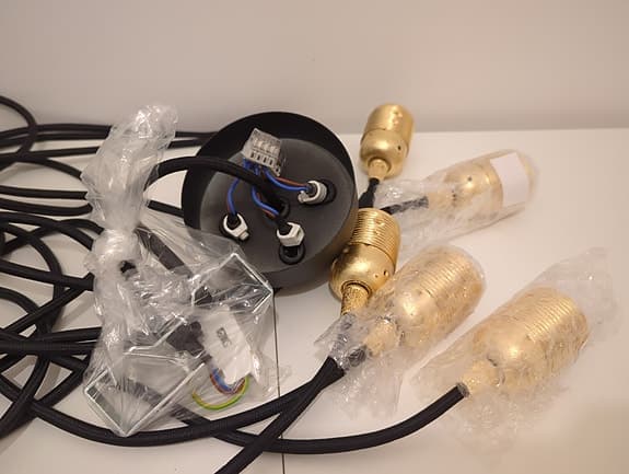 Rund taklampa med fem hängande lampor, svart/guld