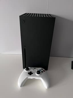 Xbox Series X Spelkonsol med vit handkontroll