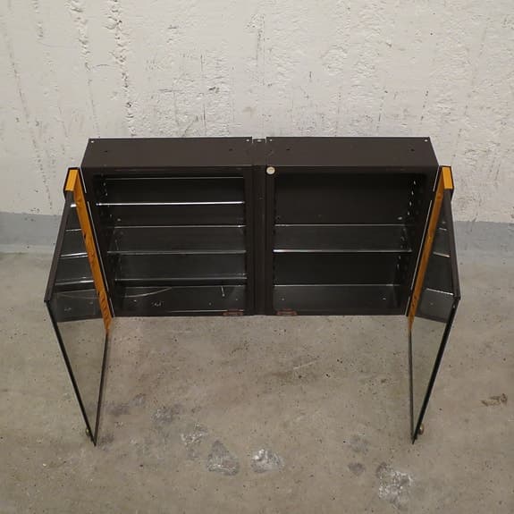 Badrumsskåp i metall, brunt 70-tal, 2st dörrar & speglar inredning retro vintage