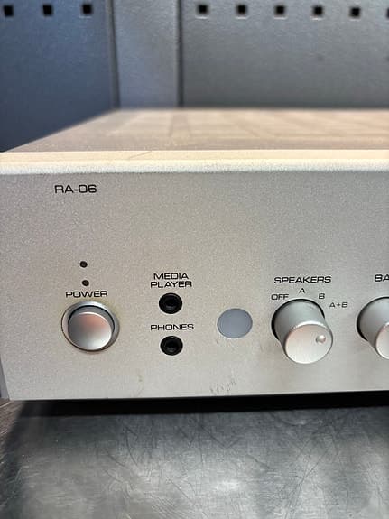 Rotel RA-06 förstärkare