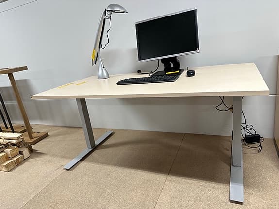 Skrivbord elektriskt höj- och sänkbart