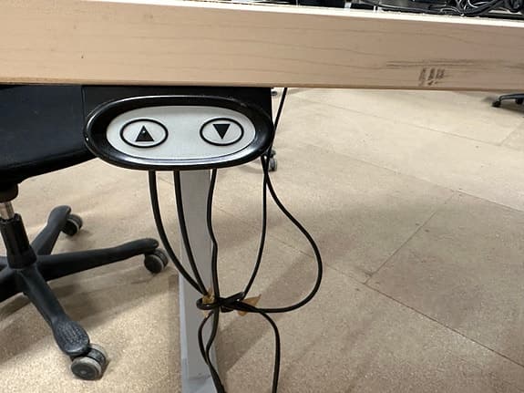 Skrivbord elektriskt höj- och sänkbart