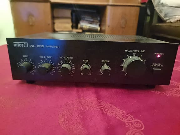 InterM PA-935 förstärkare med 3 mickutgångar och 2 auxutgångar.