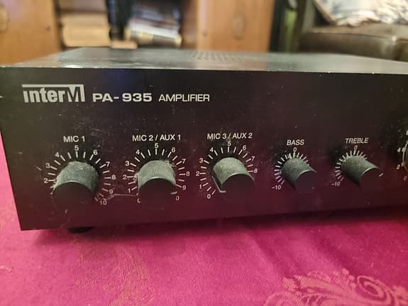 InterM PA-935 förstärkare med 3 mickutgångar och 2 auxutgångar.