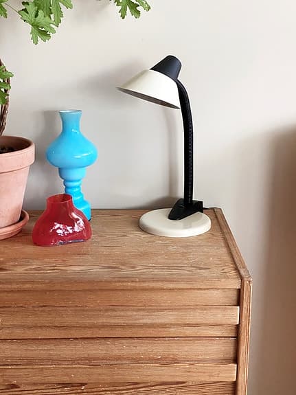 Söt Vintage Byrå i Furu / Förvaring + Retro Lampa/Bordslampa - 70-tal