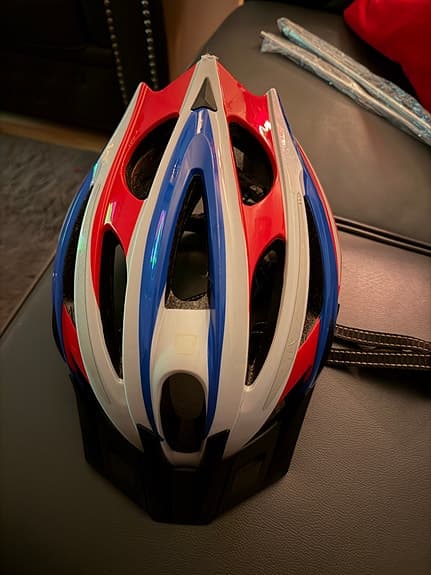 Cykelhjälm röd, vit och blå med ventilationshål