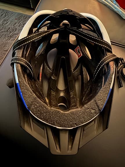 Cykelhjälm röd, vit och blå med ventilationshål