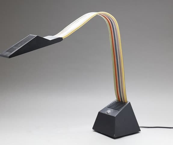 Ikonisk bordslampa “Nastro”, designad av Alberto Fraser.