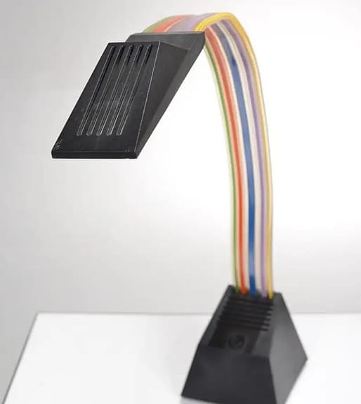 Ikonisk bordslampa “Nastro”, designad av Alberto Fraser.