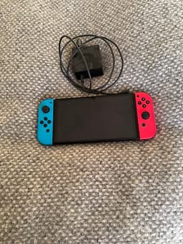 Nintendo Switch spelkonsol med Joy-Con-kontroller i blå och röd