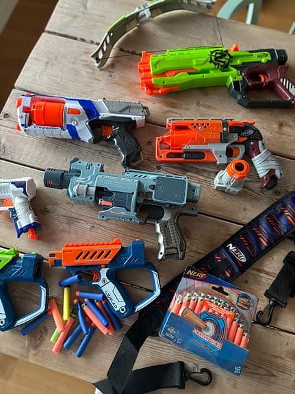 Nerf barnleksaker set med flera leksakspistoler och tillbehör