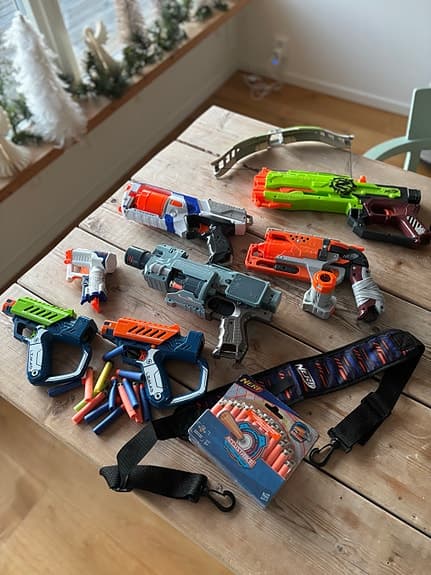 Nerf barnleksaker set med flera leksakspistoler och tillbehör