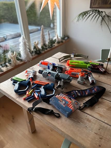 Nerf barnleksaker set med flera leksakspistoler och tillbehör