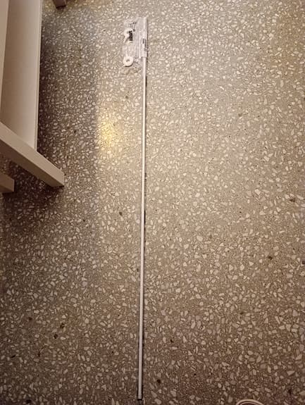 Gardinstång vit 140 cm lång med 2 knoppar som man har på sidorna