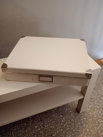 Förvaringslåda i kartong med etikettfackhar 2 likadana