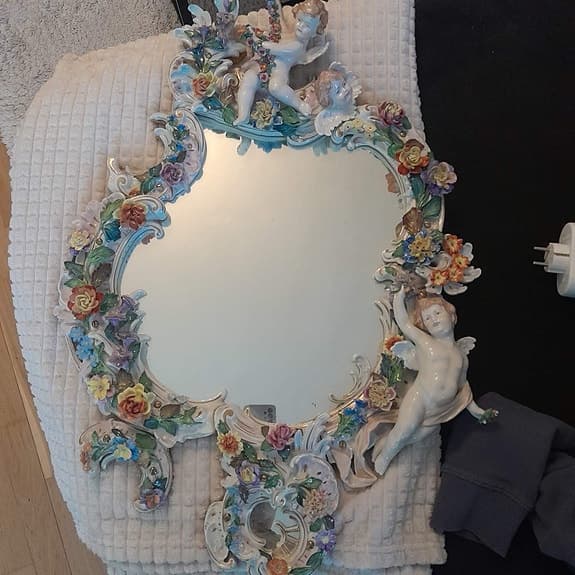 Bordallo Pinheiro Spegel med dekorativa blommor och ängel