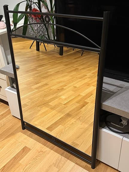 Stilren svart spegel – 64 × 90 cm  Snygg och tidlös spegel i svart metallram.