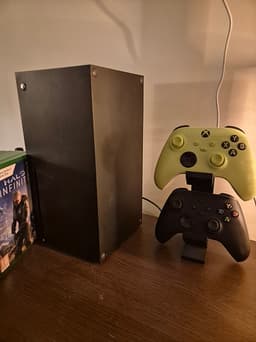 Xbox Series Spelkonsol med handkontroller och spel